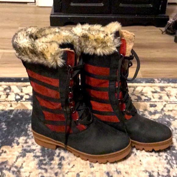 NWOT keen wapato winter red/bk boots, 10.